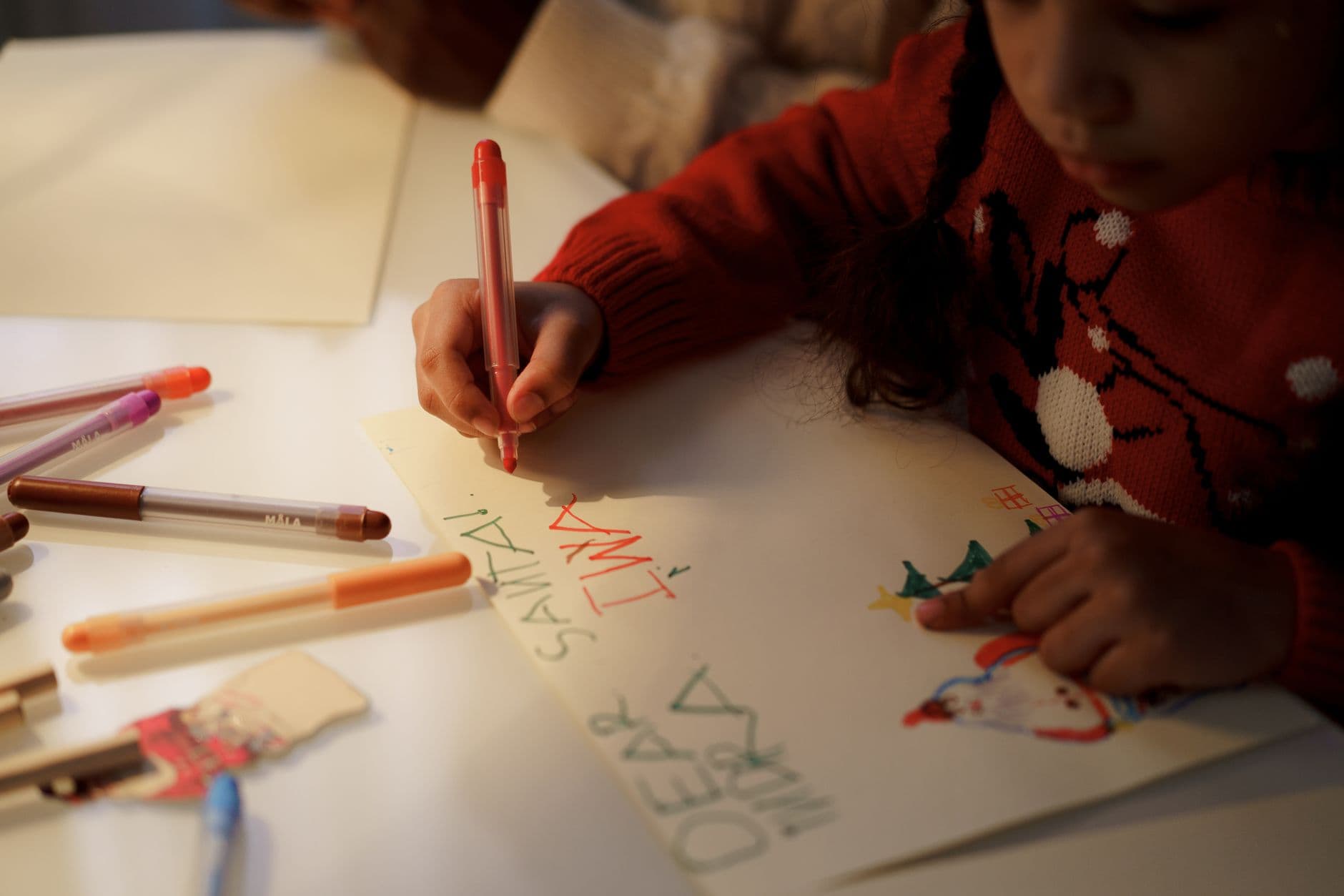 Niño haciendo una manualidad navideña con materiales creativos en casa