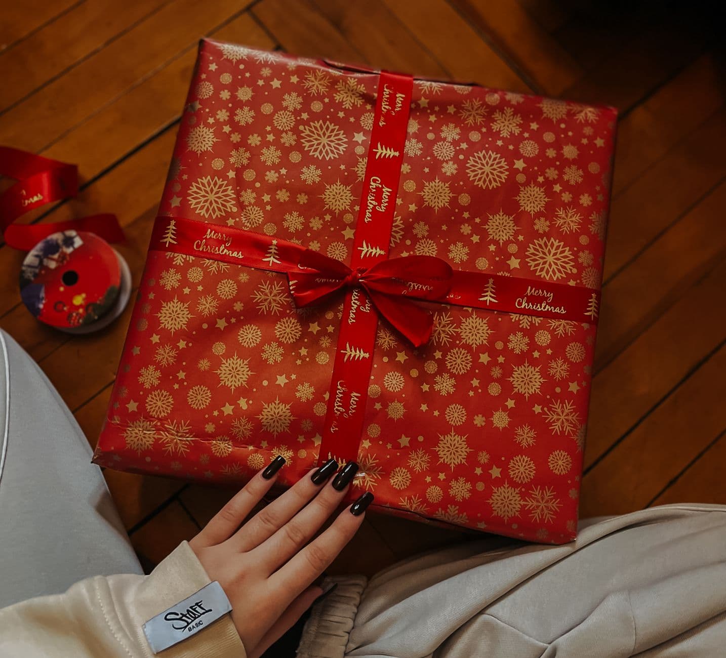 Scatola della Vigilia di Natale con articoli accoglienti e luci