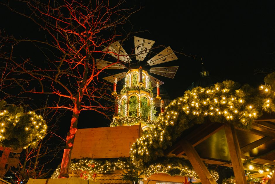 Weihnachtspyramide auf einem deutschen Weihnachtsmarkt